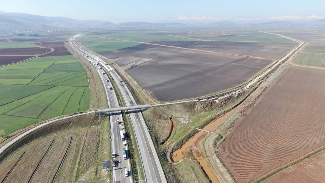 Kırılan fay hattı görüntülendi! Filmden kareler değil gerçek: Yollar yarıldı, devasa çatlaklar oluştu! 23